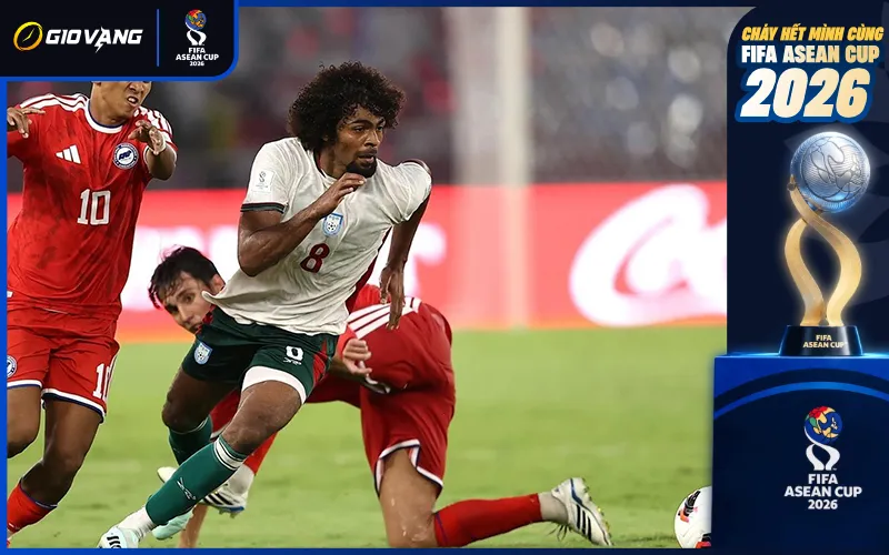 Tiền vệ Hamza Choudhury tranh bóng quyết liệt tại trung tuyến